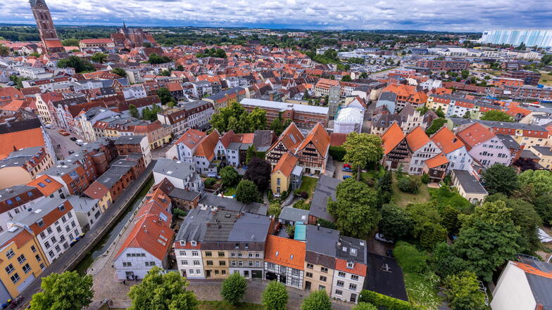 Die als Weltkulturerbe anerkannte Altstadt von Wismar ist vom Turm der St. Nikolai-Kirche zu sehen.