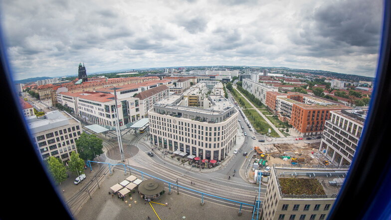 Vor allem in der direkten Innenstadt, wie hier am Postplatz, ist in den vergangenen Jahren in Dresden enorm viel gebaut und Fläche versiegelt worden.
