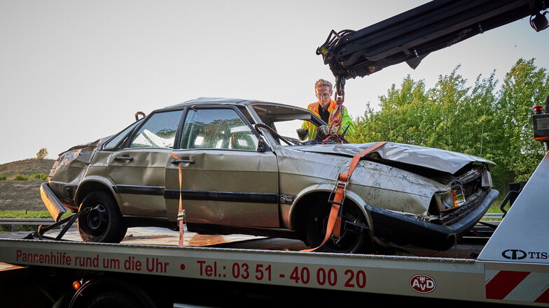 Der demolierte Audi-Oldtimer musste von einem Abschleppdienst von der A17 geholt werden.