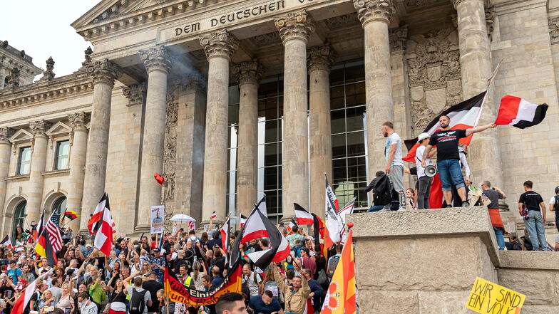Proteste gegen Corona-Maßnahmen haben im Jahr 2020 mehrfach für größere Polizeieinsätze gesorgt. Für große Empörung hat die Besetzung der Treppe des Reichstagsgebäudes im August 2020 gesorgt. Der Fall beschäftigt noch immer die Justiz.