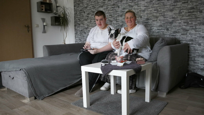 Leon und seine Mutter Heike konnten dank einer Spende der Stiftung Lichtblick ihre neue Wohnung renovieren. Auch Hund Harley fühlt sich hier wohl. Die Großröhrsdorfer Familie ist sehr dankbar für die Hilfe.