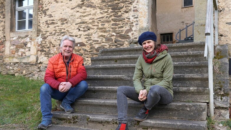 Linda Hillig und Martin Miklaw auf den Eingangstreppen zum Steingut, der kleinsten Burg in Sachsen. Sie setzen sich für den Erhalt des geheimnisvollen Gemäuers ein.