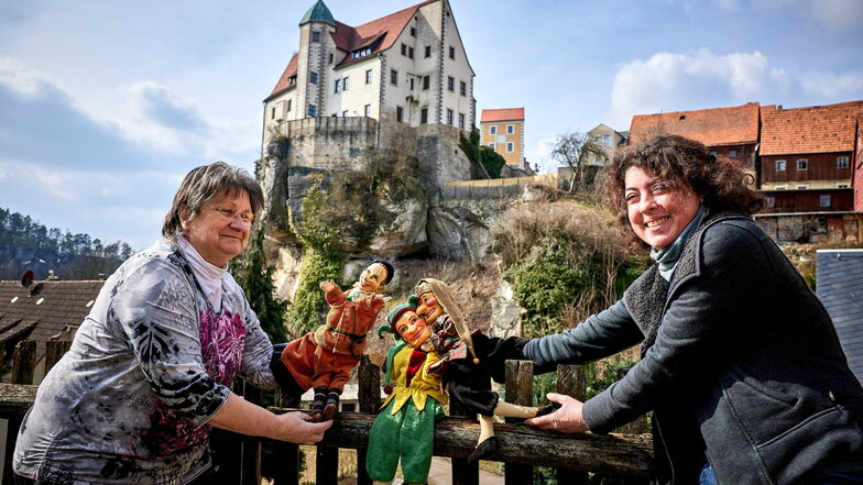 Andrea Bigge (rechts) Museumsleiterin der Städtischen Sammlungen Sebnitz und Kulturmanagerin des Max Jacob Theaters Stadt Hohnstein richtet mit Vorstandsmitglied Birgit Großer die Ausstellung ein.