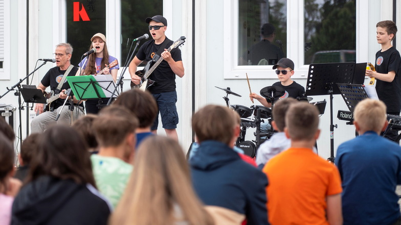Die Schulband "Einfach anders" aus der Musikschule Altenburg spielt vor den Schülerinnen und Schülern des Freien Gymnasiums Weinböhla.