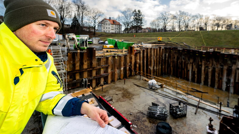 Gödas tiefste und größte Baustelle: Nach einem Jahr Bauzeit ist Projektverantwortlicher Fred Miszler zufrieden mit dem Baufortschritt an der Hochwasserentlastungsanlage.