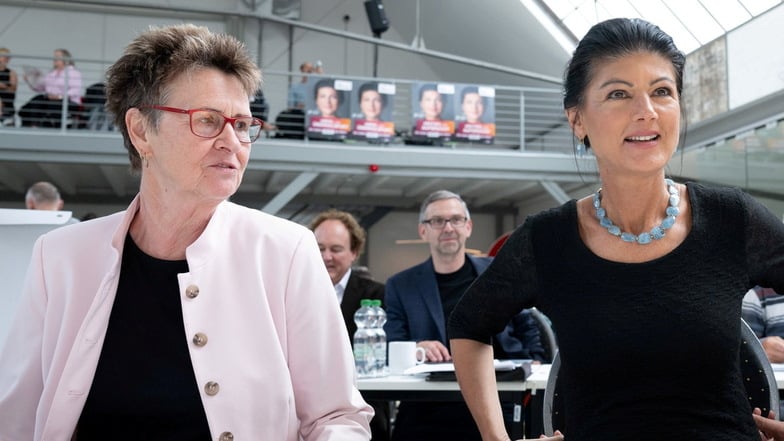 BSW-Chefin Sahra Wagenknecht (r) und Sabine Zimmermann, Vorsitzende des BSW- Landesverbandes, beim Parteitag in Dresden. Wagenknecht hofft auf den Einzug ihrer Partei in den Sächsischen Landtag.