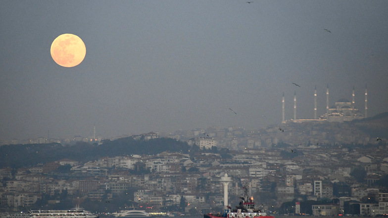 Der Vollmond leuchtet hell über dem Bosporus. 