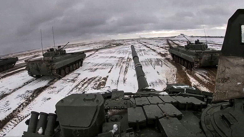 Russische und belarussische Truppen haben am Mittwoch auf einem Schießplatz in Belarus ein gemeinsames Kampftraining abgehalten, während die Spannungen angesichts des drohenden Krieges mit der Ukraine hoch bleiben.