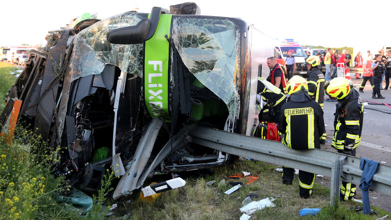 Bei einem schweren Unfall mit einem Reisebus sind auf der Autobahn 9 nahe Leipzig mindestens ein Mensch getötet und zahlreiche Menschen verletzt worden.