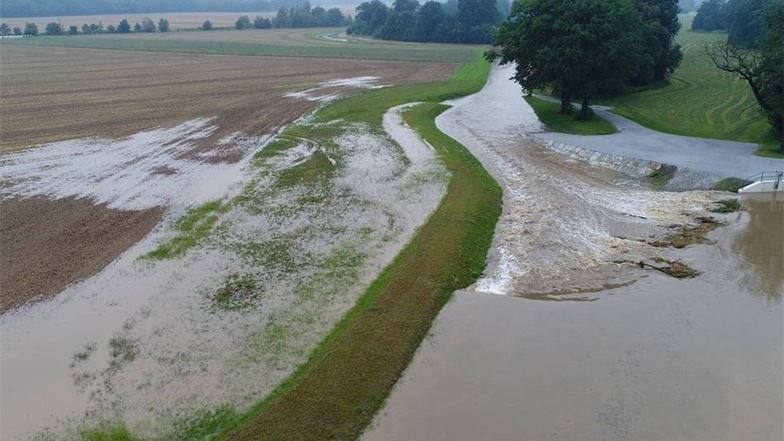 Das Schwarzwasser bei Königswartha hat angrenzende Felder überflutet.