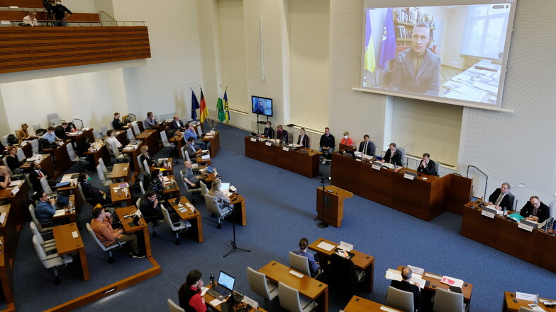 Vitali Klitschko, Bürgermeister von Leipzigs Partnerstadt Kiew, wird bei der Ratsversammlung auf einer Leinwand gezeigt.