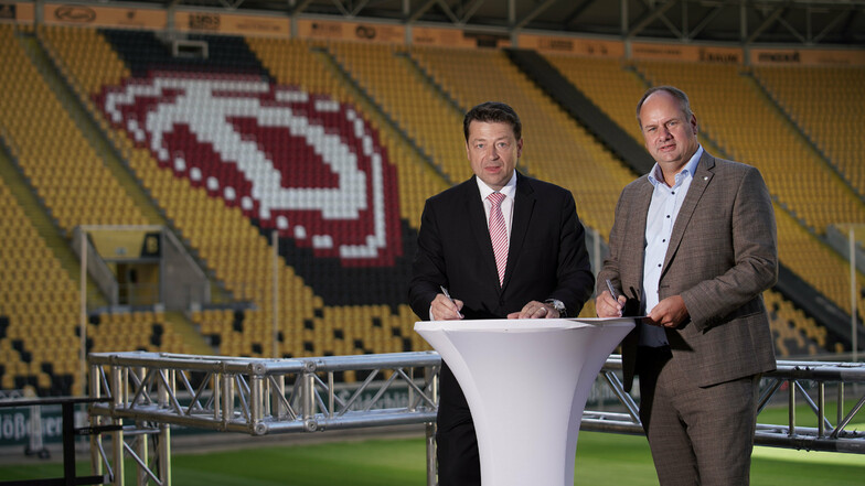 Dynamo-Präsident Holger Scholze (l.) und Dresdens Oberbürgermeister Dirk Hilbert stehen als Schirmherren hinter dem Alphabetisierungsprojekt.
