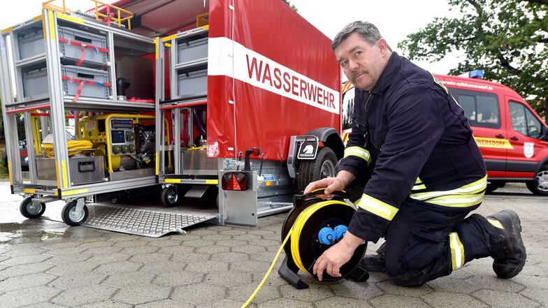 Gemeindewehrleiter Jürgen Reichel zeigt den neuen Hochwasserschutzwagen.