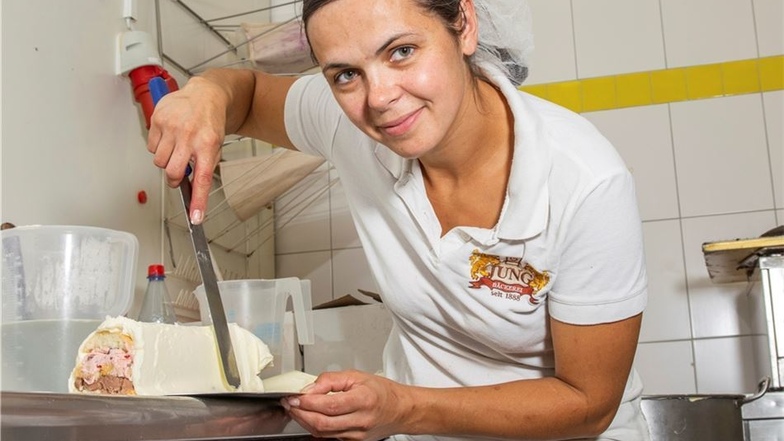 Nicht alles geht mit moderner Technik: Konditorin Elisabeth Böhme arbeitet an einer Buttercreme-Eiche.