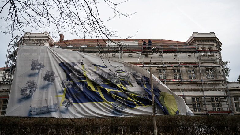 Eine Görlitzer Firma entfernte am 23. Februar das Banner "Announcing Anima" der Künstlerin Sabine Kacunko an der Ecke der Dr.-Kahlbaum-Allee zur James-von-Moltke-Straße.