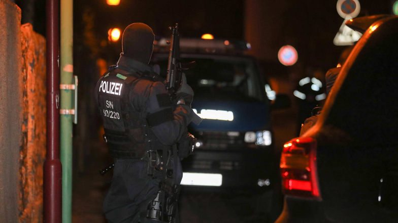 Schwer bewaffnet rückten die Polizisten am Sonnabend nach Radebeul aus.