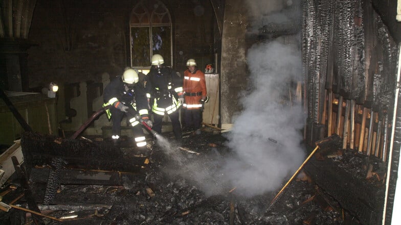 So sah es 2003 nach dem Brand auf der Orgelempore der Lauensteiner Kirche aus. Rauch und Ruß hinterließen Schäden.