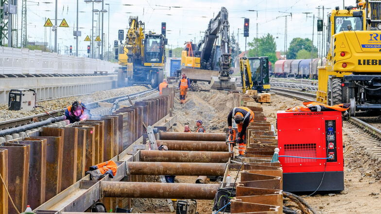 Hier entsteht das neue Gleis 5 im Bahnhof Coswig. Es wird über eine lange, flache Rampe erreichbar sein und soll im kommenden Februar wieder in Betrieb gehen.