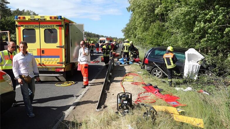 Auf der A13 zwischen den Anschlussstellen Radeburg und Thiendorf ist es zu einem schweren Unfall gekommen.