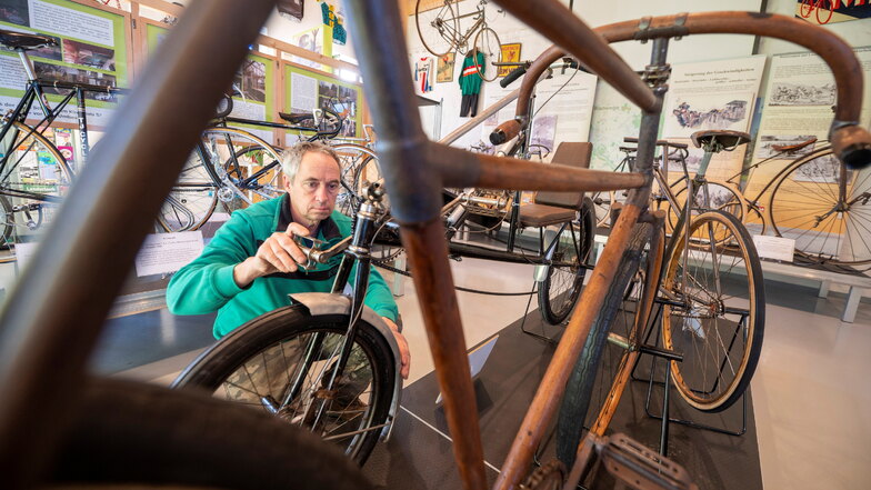 Steffen Stiller im Fahrradmuseum Velocium in Weinböhla bei den letzten Vorbereitungen für die Sonderausstellung „Rennräder von 1865 bis 2006“ im Januar 2023.