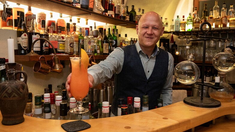 Tobias Göhlich, Betreiber des "Salü" in der Görlitzer Altstadt, präsentiert einen frisch gemixten Aperol Sour.