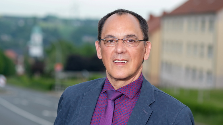 Hubert
Paßehr (59) hat Verfahrens- und Umweltschutztechnik studiert und arbeitet jetzt im Vertrieb bei einem regionalen Energieversorger. Er ist CDU-Stadtrat und derzeit stellvertreten- der Bürgermeister. Er lebt mit seiner Familie in Roßwein.