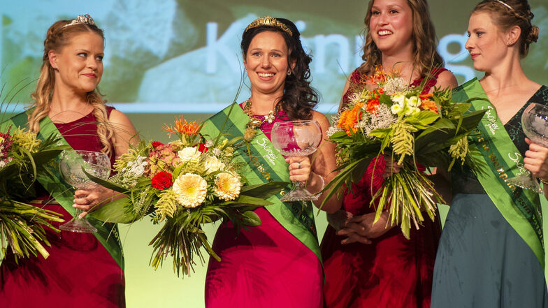 Katja Böhme (2. v. l.) erhielt von ihrer Vorgängerin Lisa Leinemann ihre goldene Krone. Die Weinprinzessinnen Jenny Zumpe (links) und Ann-Kathrin Schatzl (rechts) werden mit ihr  als Botschafter für den sächsischen Weinunterwegs sein.