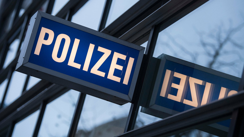 Am Dienstag teilte die Polizeidirektion Dresden mit, in der sächsischen Landeshauptstadt sei ein Polizist wegen rechtsextremer Äußerungen vom Dienst suspendiert worden. Er sei wegen verfassungsfeindlicher Chatbeiträge aufgefallen.