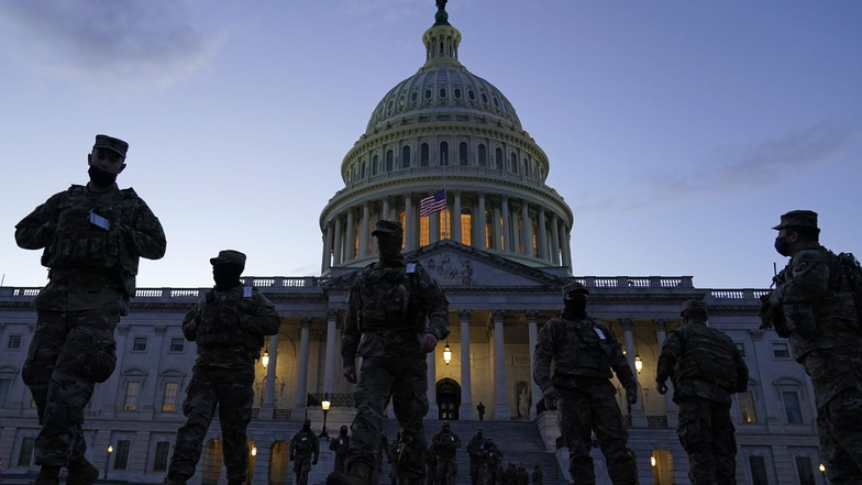 Truppen der Nationalgarde sichern das Kapitol vor der Amtseinführung des Präsidenten.