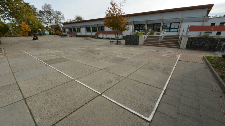 Die Grundschule Radeburg am Meißner Berg. Hier sinken die Schülerzahlen voraussichtlich erst 2026.