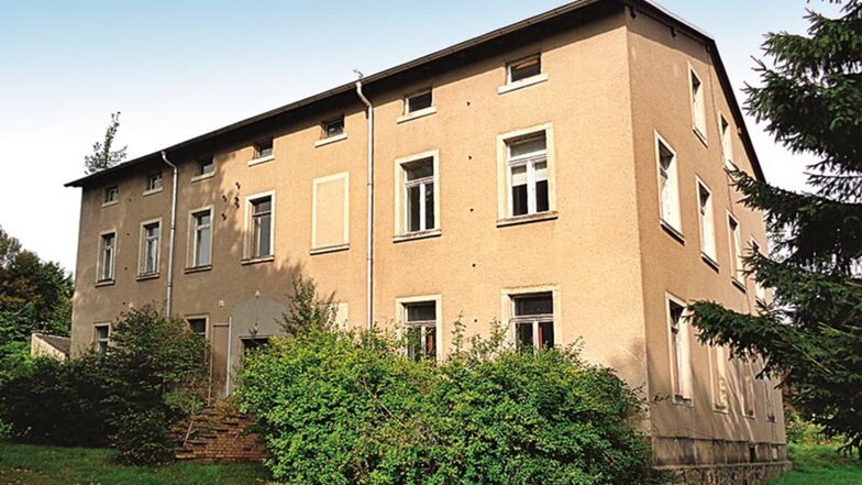 Ehemaliges Bahngebäude mit Nebengebäude in Arnsdorf / Mindestgebot 3.000 Euro