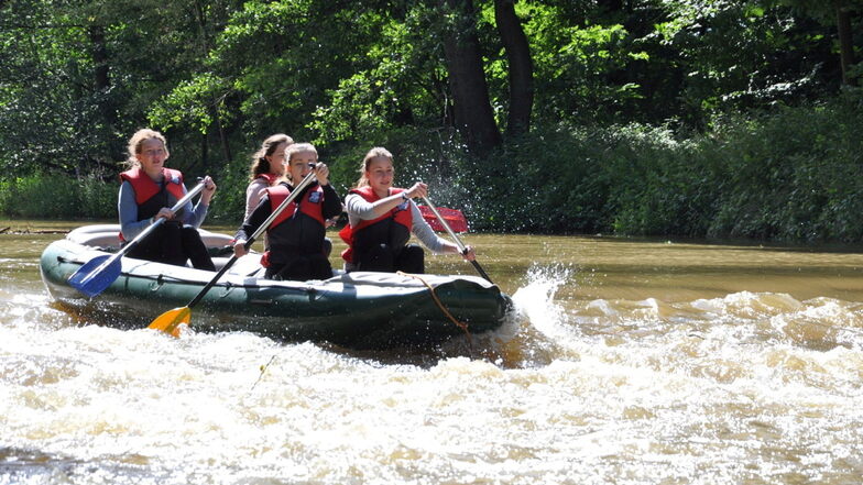 In den Sommerferien gemeinsam mit anderen Kindern und Jugendlichen etwas erleben - diese Möglichkeit bieten verschiedene Camps im Landkreis Bautzen. In Deutschbaselitz steht zum Beispiel auch Wassersport auf dem Programm.