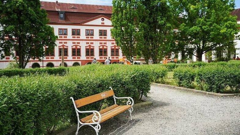 Das Liberecer Schloss ist derzeit in Privatbesitz und wird kaum genutzt; nur der Park ist zugänglich. Die Stadt will das Herrenhaus kaufen und für Kunst nutzen.