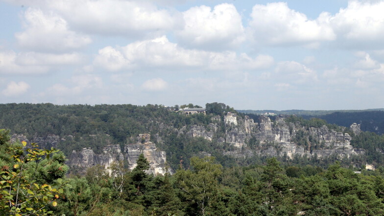 Die Absturzstelle des Kletterers befindet sich im Rathener Gebiet, an der Kraxelbrüderscheibe unterhalb des Basteimassivs.