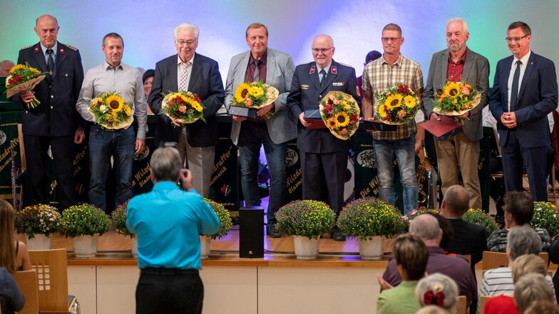 Die Ausgezeichneten: Albrecht Schmiedgen, Jens Rückert, Karl Jürgen Steinkopf, Holger Vogt, Siegfried Sautner, Ralf Böhme und Harry Weber (von links); rechts: Bürgermeister Ralf Rother.