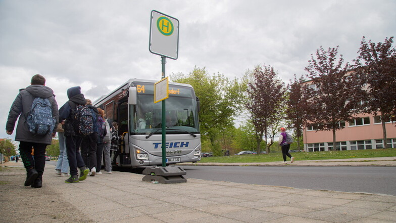 Schüler rätseln: Kommt der Bus zum Gymnasium oder nicht?