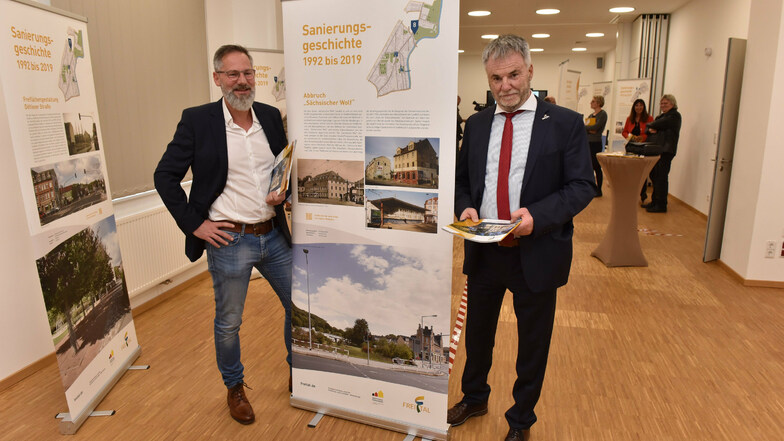 Thomas Bleier (links) ist Geschäftsführer der Stadtentwicklung GmbH. Gemeinsam mit Freitals Oberbürgermeister Uwe Rumberg präsentiert er die Ausstellung zur Sanierungsgeschichte.