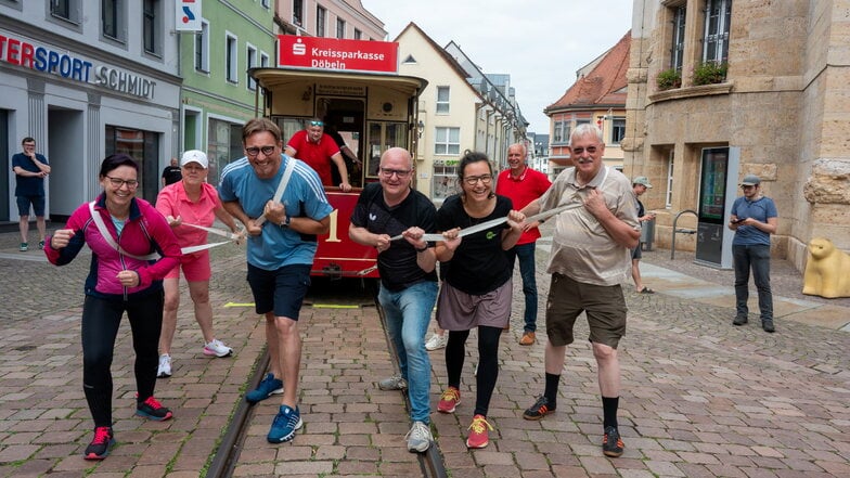 SPD-Politiker Henning Homann (Mitte) hat am Sonntag eine womöglich neue Tradition für die Region angeschoben: das Döbelner Pferdebahnziehen. Sein Team startete außer der Wertung.