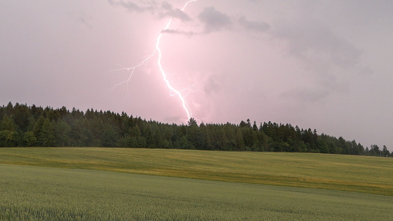 Im Erzgebirge sowie in weiten Teilen Sachsens gab es in der Nacht zu Dienstag Gewitter, teils mit starkem Regen und Hagel.