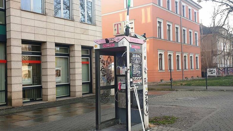Solche Bilder sieht man in Dresden immer wieder. Hier haben Unbekannte einen Lime-Roller auf einer Telefonzelle an der Königsbrücker Straße abgestellt.