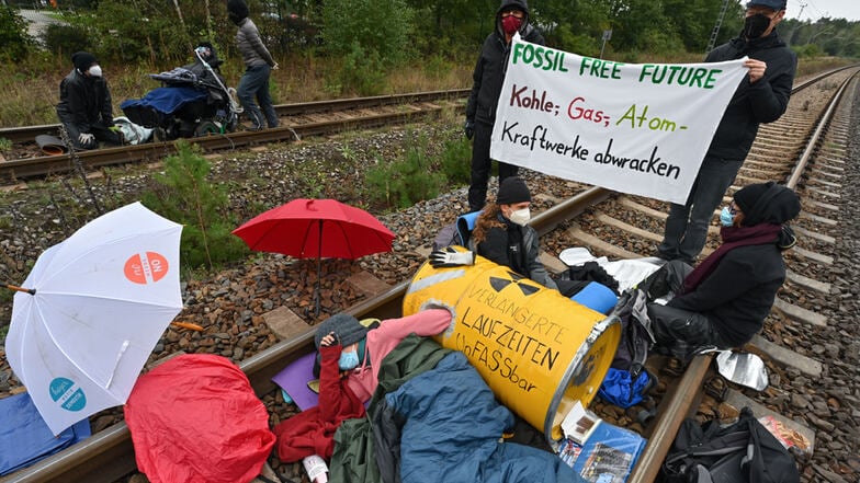 Klimaaktivisten blockieren am 19. September eine Gleisverbindung für den Transport von Braunkohle zum Kraftwerk Jänschwalde. Zwei der Teilnehmer wurden jetzt zu Haftstrafen verurteilt.
