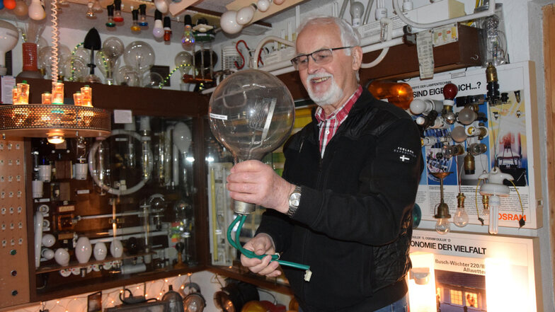 Siegfried Bläsche zeigt die 5.000- Watt-Lampe in seinem Lichtkabinett.