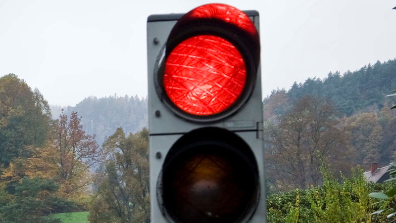 Auf der Pirnaer Straße in Bad Gottleuba sehen Kraftfahrer jetzt Rot.