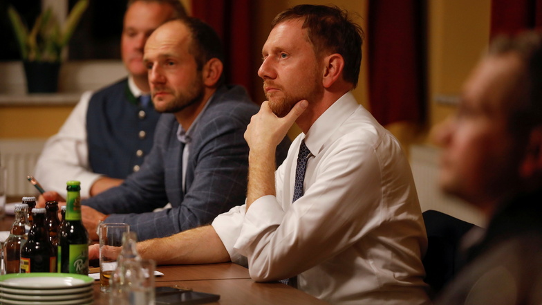 Ministerpräsident Michael Kretschmer und Landrat Stephan Meyer - hier bei einer Diskussion in Waltersdorf - diskutieren am 21. August mit Bürgern in Eibau.
