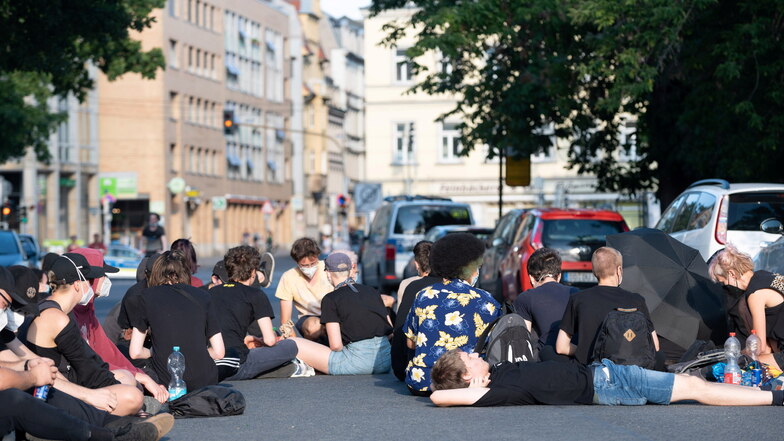 Sit-in: Die Lößnitzstraße war seit dem frühen Abend blockiert.