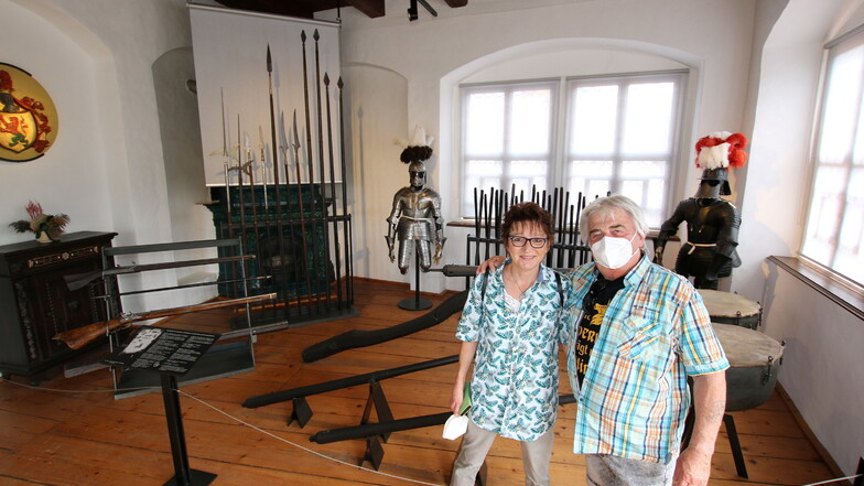 Auch Diane und Achim Oel sind aus Bayern zu Gast in Mittelsachsen und schauen sich die Burg an.