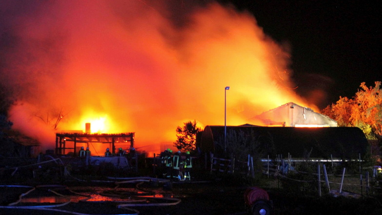 Der Feuerschein beim Brand im Wittichenauer Ortsteil Brischko war weit zu sehen. Sechs Pferde kamen durch die Flammen ums Leben.