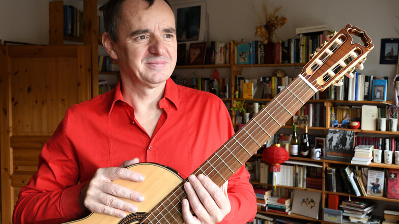 Mit dieser Thermogitarre, die aus heimischen Hölzern besteht, hat Frank Fröhlich sein neues Album eingespielt.