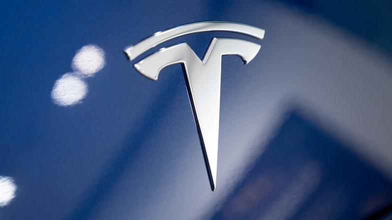 Bei zwei Autos von Tesla sollen während der Fahrt die Lenkräder abgefallen sein.