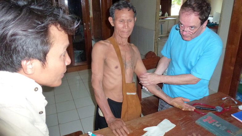 Der Nieskyer Chirurg und Oberarzt Dr. Uwe Henschel während seines Einsatzes in Myanmar.